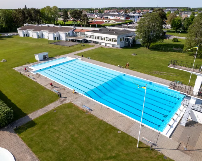 En flygbild av en stor swimmingpool.