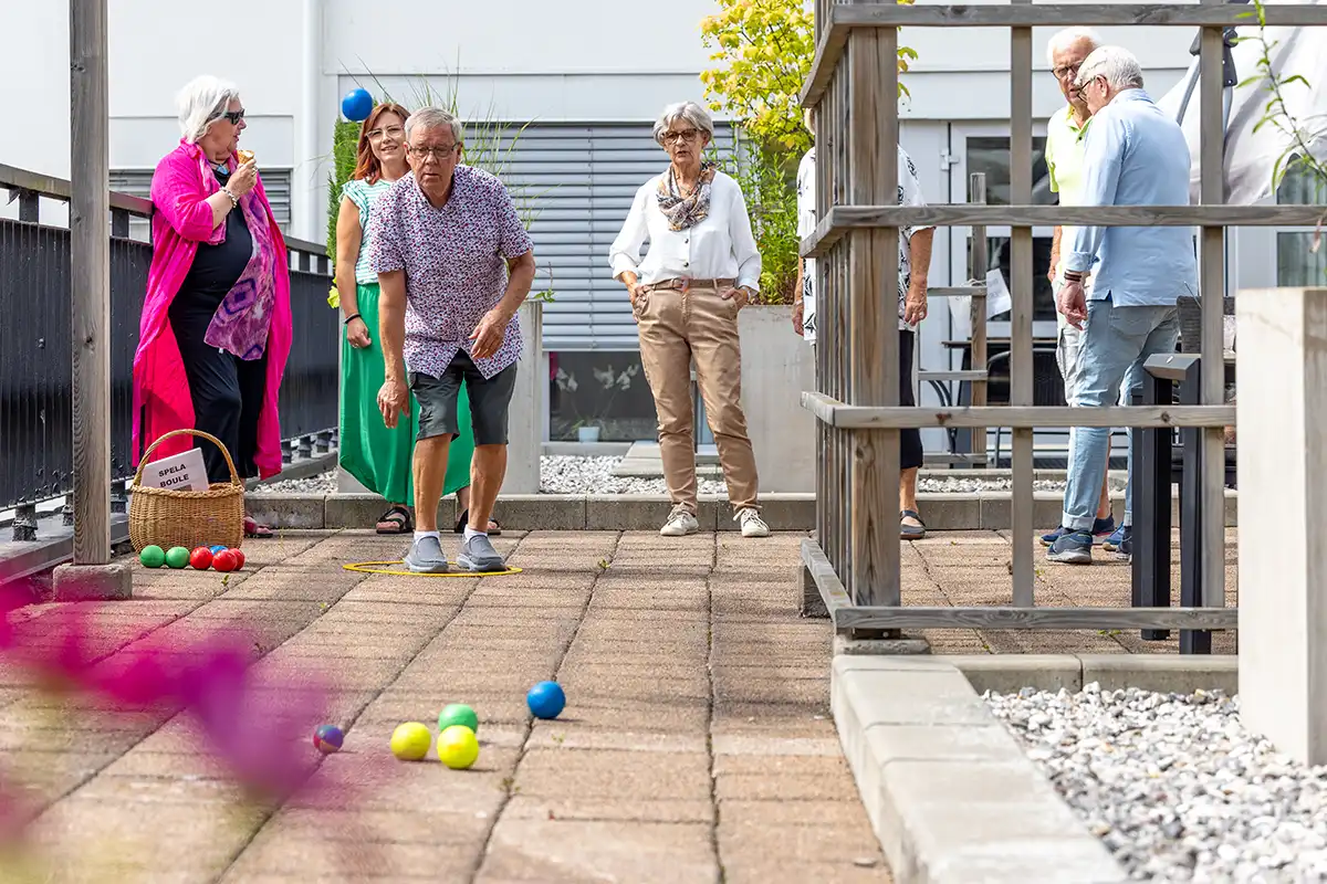 Seniorer som spelar boule