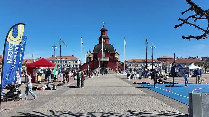 Människor testar sporter på torget med stadshuset i bakgrunden.