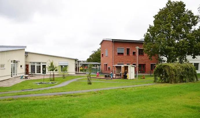 Lidåkers förskola med grön gräsmatta framför