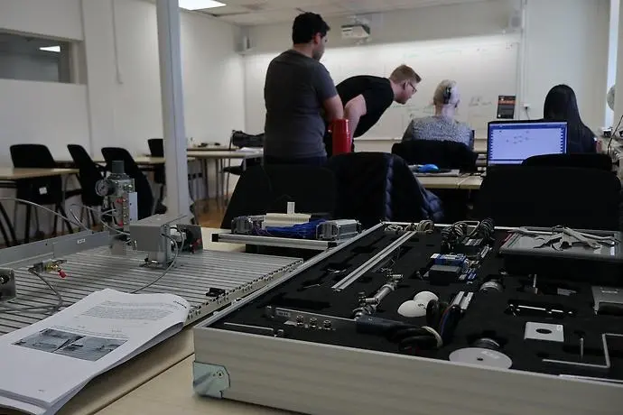 Två personer i verkstadsmiljö