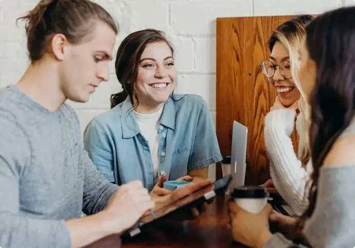 Människor i grupp samtalar