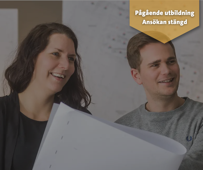 Kvinna och man i bild med dokument i handen