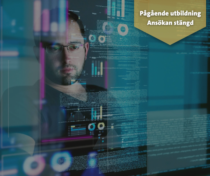 Man som sitter vid en skärm och datakod syns framför honom