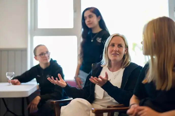 Karoline Jernsparv tillsammans med några deltagare i ungdomsrådet.